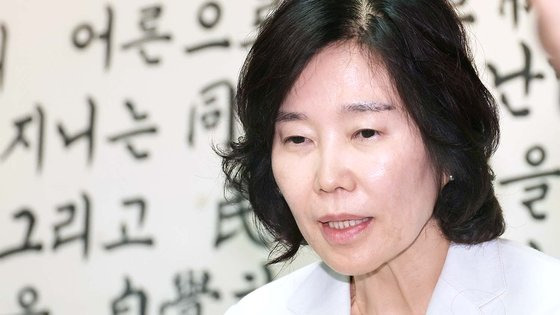 김은경 더불어민주당 혁신위원장이 3일 서울 용산구 대한노인회 중앙회에서 김호일 대한노인회장과 면담을 마친 뒤 취재진 앞에서 발언을 하고 있다. 뉴스1