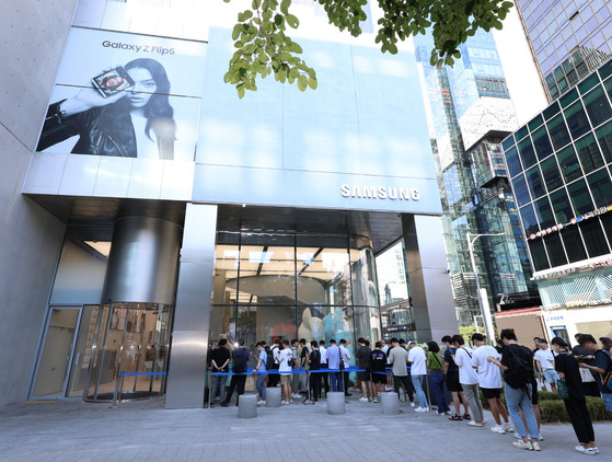 Customers line up in front of the Samsung Gangnam flagship store in southern Seoul to preorder their foldable smartphones on Tuesday. [SAMSUNG ELECTRONICS]