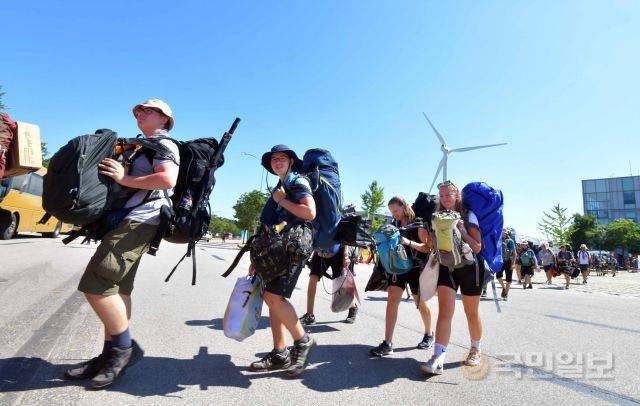 태풍 카눈으로 인해 조기 퇴영하게 된 세계스카우트잼버리 참가자들이 8일 전북 부안군 2023 새만금 세계스카우트잼버리 웰컴센터 앞에서 버스로 이동하고 있다. 부안=최현규 기자