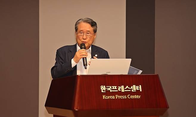 유장희 대한민국학술원 경제경영분과 회장이 8일 서울 한국프레스센터 국제회의장에서 열린 한국농촌경제연구원 세미나에서 강연하고 있다.<사진제공=한국농촌경제연구원>