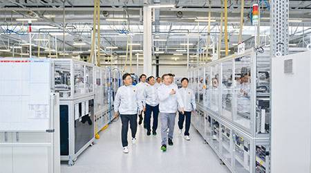 LS그룹 계열사 주가가 급등하면서 배경에 관심이 쏠린다. 사진은 LS전선 폴란드 법인(LSEVP)에서 구자은 LS그룹 회장(왼쪽에서 세 번째)이 전기차 배터리 부품 생산라인을 점검하는 모습. (LS 제공)