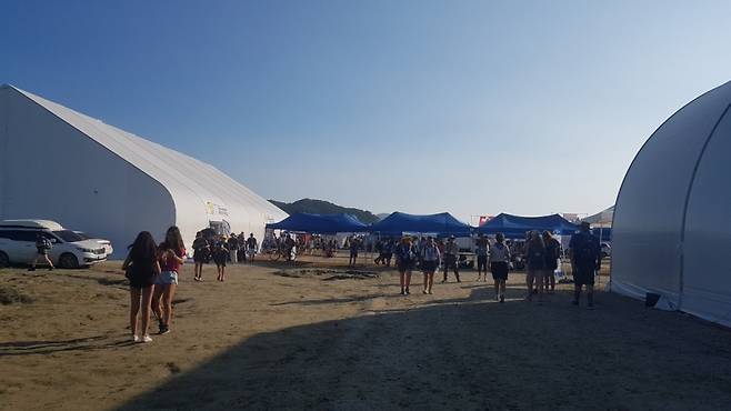 스카우트 기념품샵 대형 텐트 옆으로 참가자들이 모여 있다. /사진= 유동주 기자