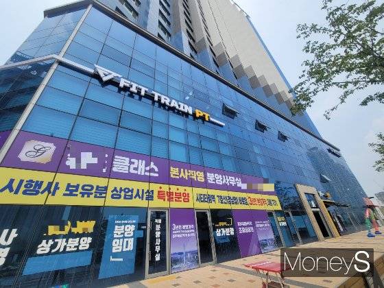 지난 8월1일 찾은 인천시 서구 청라동에 있는 오피스텔 분양사무실. 이 지역 일대는 한창 공사를 진행 중인 곳부터 지어진 지 얼마 되지 않은 새 건물까지 수많은 오피스텔이 눈에 띄었다. /사진=신유진 기자