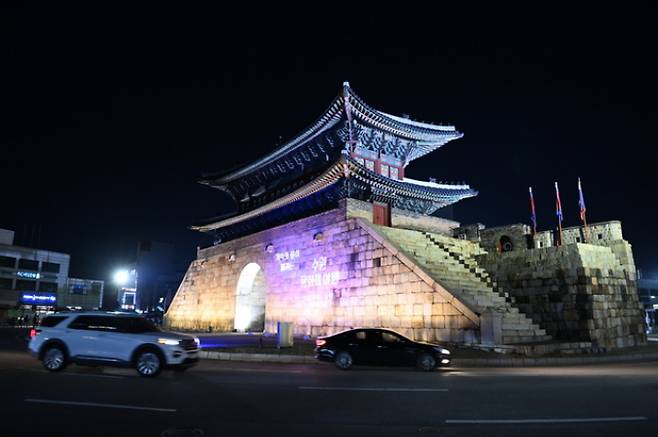 수원화성 팔달문 벽면에 ‘기억의 문이 열리는 수원 문화재 야행’이라는 조명 전시가 비춰진 모습. / 사진=수원특레시