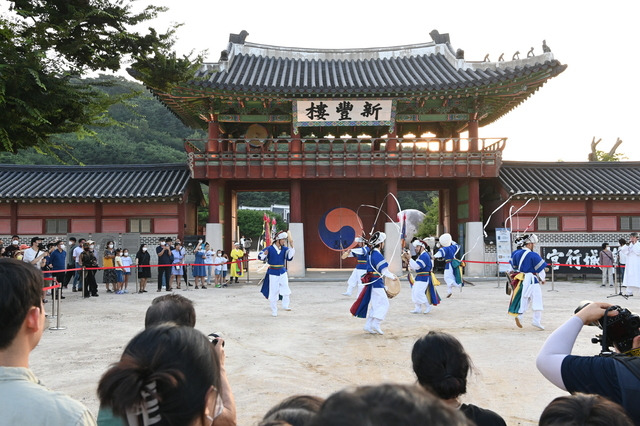 수원시가 태풍 북상으로 새만금에서 철수하는 잼버리 대회 참가자 1300여명을 지역 내 숙소에 수용하고, 한국의 문화를 체험할 수 있는 프로그램 마련에 팔을 걷어부쳤다. 사진은 풍물공연 모습. / 사진제공=수원특례시