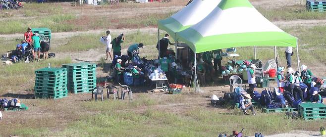 2023 새만금 세계스카우트 잼버리 대원들이 8일 전북 부안군 잼버리 현장을 떠나고 있다. [연합]