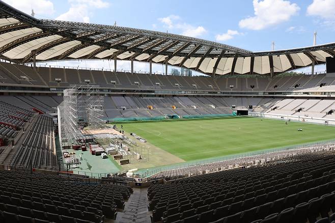 8일 마포구 서울월드컵경기장(상암경기장)에서 2023 새만금 세계 스카우트 잼버리의 하이라이트 행사인 'K팝 슈퍼 라이브' 콘서트를 위한 무대가 설치되고 있다. 이날 문화체육관광부는 2023 새만금 잼버리의 K-팝 공연이 오는 11일 오후 7시 이곳 서울월드컵경기장에서 열린다고 밝혔다. 폐영식도 같은 곳에서 공연에 앞서 진행된다. [연합]