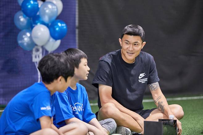 희귀병 투병중에도 축구선수의 꿈을 키우고 있는 김진영 군이 자신의 롤 모델인 김민재와 만났다.[메이크어위시 코리아 제공