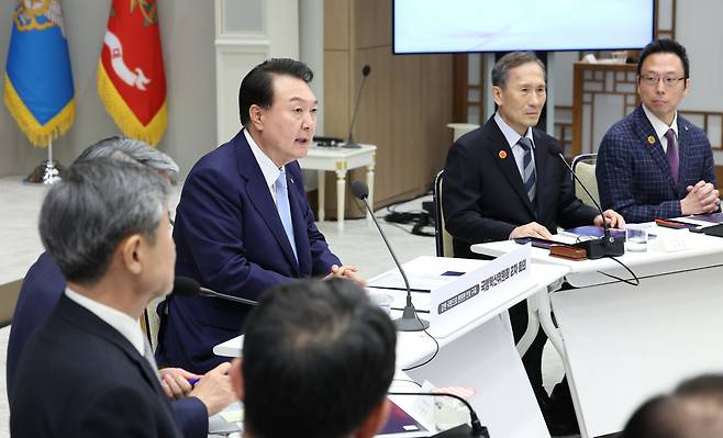 윤석열 대통령이 8일 서울 용산 대통령실 청사에서 국방혁신위원회 2차 회의를 주재하고 있다. [연합]