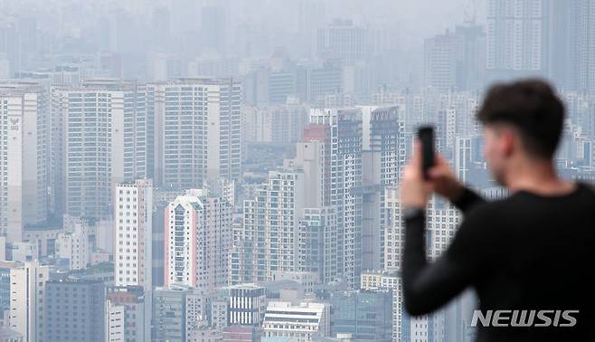 [서울=뉴시스] 고승민 기자 = 서울 남산공원에서 서울시내 아파트가 보이고 있다. 2023.08.06. kkssmm99@newsis.com