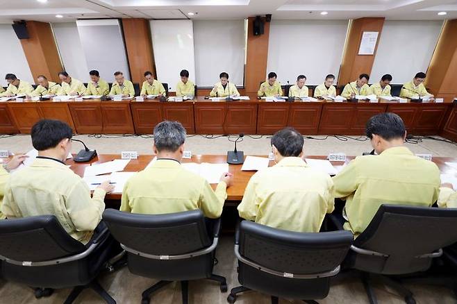 [부산=뉴시스] 부산교통공사는 7일 오후 제6호 태풍 '카눈(KHANUN)'에 대비해 안전대책회의를 열었다. (사진=부산교통공사 제공) *재판매 및 DB 금지