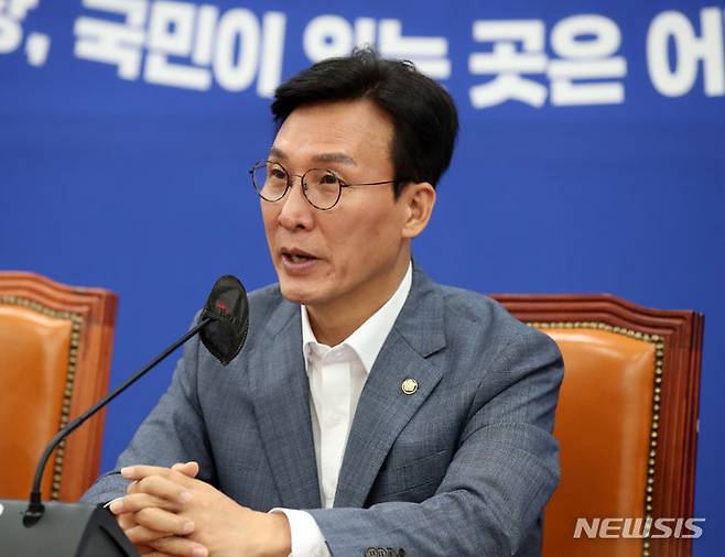 [서울=뉴시스] 고범준 기자 = 김민석 더불어민주당 정책위의장이 8일 오전 서울 여의도 국회에서 열린 원내대책회의에서 발언을 하고 있다. 2023.08.08. bjko@newsis.com