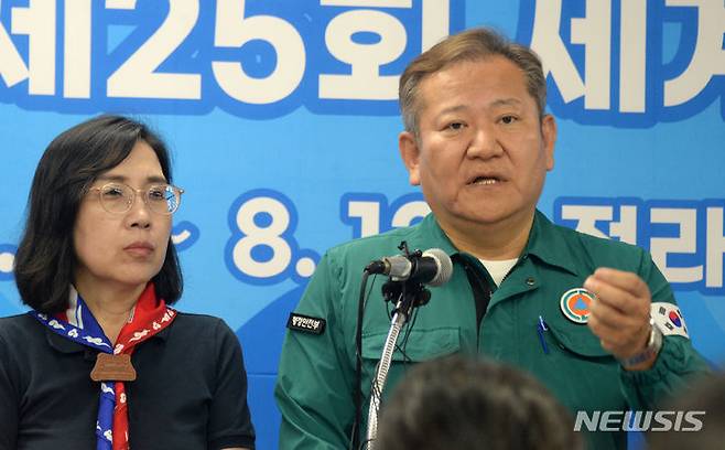 [부안=뉴시스] 김얼 기자 = 이상민 행정안전부 장관이 8일 전북 부안군 새만금 세계 스카우트 잼버리 프레스센터를 방문해 태풍 카눈에 의한 비상 대피 브리핑을 열고 질의에 답변하고 있다. 2023.08.08. pmkeul@nwsis.com