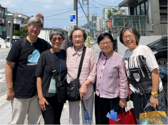 ▲폴 림의 재단 방문을 기념하며 다 함께 찍은 사진. (오른쪽 사진의 왼쪽부터) 폴 림, 디앤 보쉐이, 윤영자, 정현백, 이미정. ⓒ리영희재단