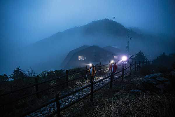 새벽 안개에 뒤덮인&nbsp;벽소령대피소가 괴기스럽다.