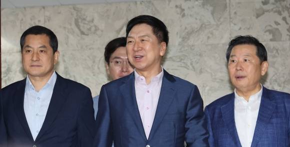 확대당직자회의 참석하는 김기현 대표 - 국민의힘 김기현 대표(가운데), 박대출 정책위의장(왼쪽), 이철규 사무총장(오른쪽)이 8일 오전 서울 여의도 국회에서 열린 확대당직자회의에 참석하고 있다. 2023.8.8 연합뉴스