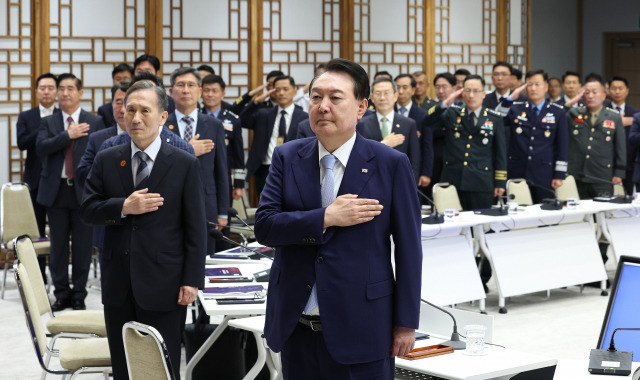 윤석열 대통령이 8일 서울 용산 대통령실 청사에서 열린 국방혁신위원회 2차 회의에서 국기에 경례하고 있다. 사진=대통령실 제공