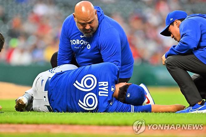 쓰러진 류현진 [AFP=연합뉴스]