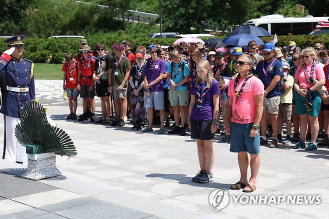 헌화하는 영국 스카우트 대원들 (파주=연합뉴스) 임병식 기자 = 8일 경기도 파주시 적성면 설마리 영국군 추모공원에서 영국 스카우트 대원 가운데 한국전쟁 참전용사의 손녀 데이지 밀린(왼쪽) 양이 대표로 헌화하고 있다.  
    국가보훈부는 2023 새만금 세계 스카우트 잼버리에서 조기 퇴영한 영국 스카우트 대표단을 초청해 파주 영국군 추모공원과 서울 전쟁기념관, 국립서울현충원을 돌아보는 보훈 프로그램을 진행한다. 2023.8.8 andphotodo@yna.co.kr