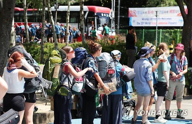 명지대 기숙사로 이동하는 독일 스카우트 대원들 (용인=연합뉴스) 홍기원 기자 = 태풍 '카눈'의 북상으로 2023 새만금 세계스카우트 잼버리 야영장을 떠난 독일 스카우트 대원들이 8일 오후 경기도 용인시 명지대학교 기숙사에 도착하고 있다. 2023.8.8 xanadu@yna.co.kr