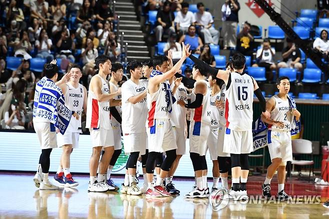 한국 남자농구, 평가전서 일본에 76-69 승리 (서울=연합뉴스) 한국 남자농구 대표팀이 22점을 넣은 허훈(상무)의 활약을 앞세워 일본과의 평가전 1차전을 승리로 장식했다.
    추일승 감독이 이끄는 한국은 22일 서울 송파구 잠실학생체육관에서 열린 KB국민은행 초청 남자농구 국가대표 평가전 일본과 1차전에서 76-69로 이겼다. 2023.7.22 [대한민국농구협회 제공. 재판매 및 DB 금지] photo@yna.co.kr