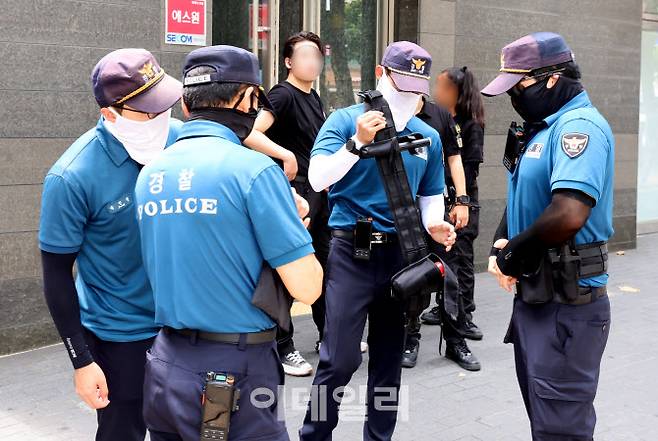 지난 6일 ‘흉기 난동’ 장소로 지목된 서울 대치동의 한 학원 인근에서 경찰들이 순찰을 하고 있다. (사진=이데일리 방인권 기자)