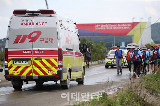 전북 부안군 잼버리 델타구역에서 구급차들이 야영장 내 병원으로 이동하고 있다.(사진=노진환 기자)