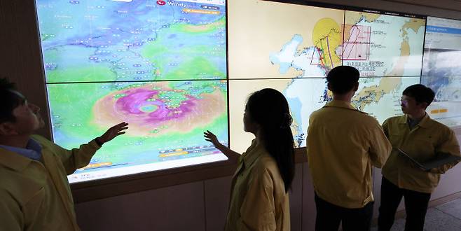 제6호 태풍 ‘카눈’이 북상하고 있는 9일 오후 세종시 정부세종청사 해양수산부 종합상황실에서 관계 공무원들이 태풍의 예상 진로를 주시하며 대응 상황 파악에 분주하게 움직이고 있다.(사진=연합뉴스)