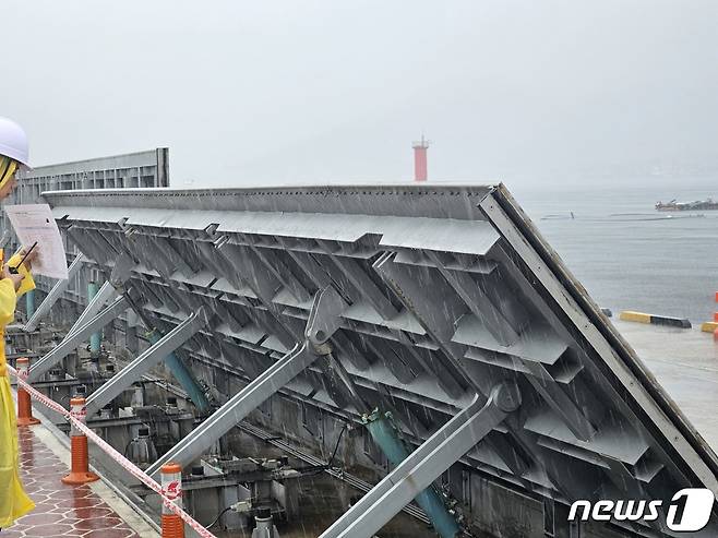 9일 오후 1시 30분쯤 경남 창원시 마산합포구 합포수변공원에서 마산합포구 관계자들이 마산만 일대를 해일로부터 보호하기 위한 방수벽을 세우고 있다. ⓒ News1 박민석 기자