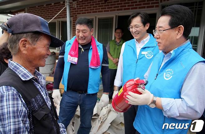 김영록 전라남도지사가 9일 영암군 서호면 성재마을에서 열린 우리동네 복지기동대 현장활동에 참석해 복지기동대원 및 지원가구를 격려하고 있다.(전남도 제공) 2023.8.9/뉴스1