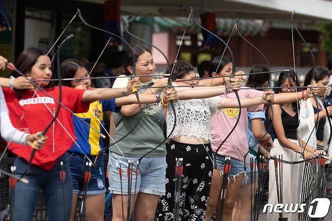 볼리비아 스카우트 대원들이 9일 경기도 수원시 팔달구 수원화성 연무대에서 국궁 체험을 하고 있다. 2023.8.9/뉴스1 ⓒ News1 이재명 기자