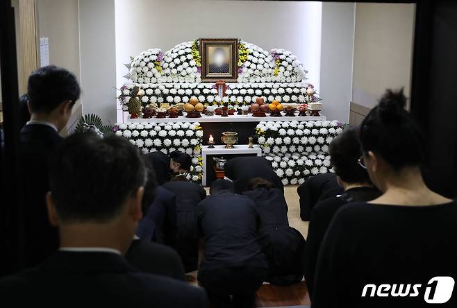 8일 오전 경기 성남시 분당구 분당제생병원 장례식장에서 '서현역 묻지마 흉기난동' 사건 희생자 60대 여성A씨의 발인식이 엄수되고 있다. 2023.8.8/뉴스1 ⓒ News1 김영운 기자