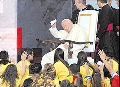 교황 요한 바오로 2세가 2002년 캐나다 토론토에서 열린 세계청년대회에 참가한 각국 젊은이들에게 손수건을 흔들고 있다. /가톨릭평화신문 제공