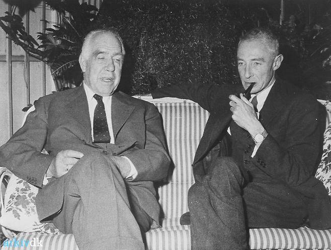 덴마크 코펜하겐에서 만난 닐스 보어(왼쪽)와 로버트 오펜하이머(오른쪽). 전후 두 사람은 원자력의 평화적 이용을 위한 국제 협력을 주장했다./Niels Bohr Archive