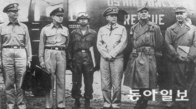 1950년 7월 10일 휴전 협상 유엔군 측 대표. 왼쪽부터 버크 제독, 크레이기 공군 소장, 백선엽 소장, 조이 해군 중장, 리지웨이 유엔군사령관, 호디스 육군 소장