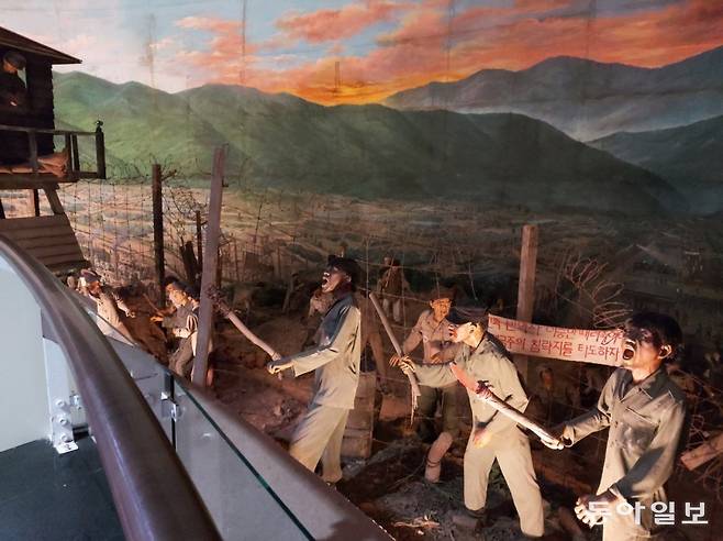 경남 거제포로소 유적박물관에 공산 포로들이 포로수용소장을 감금하는 등 무장 폭동을 일으킨 장면을 재현해 놓았다.  거제 = 구자룡 기자