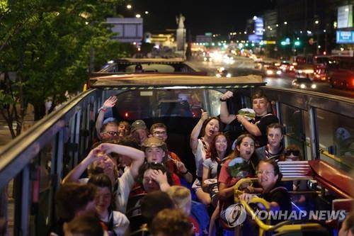 서울 시티투어 하는 영국 대원들. [연합뉴스]