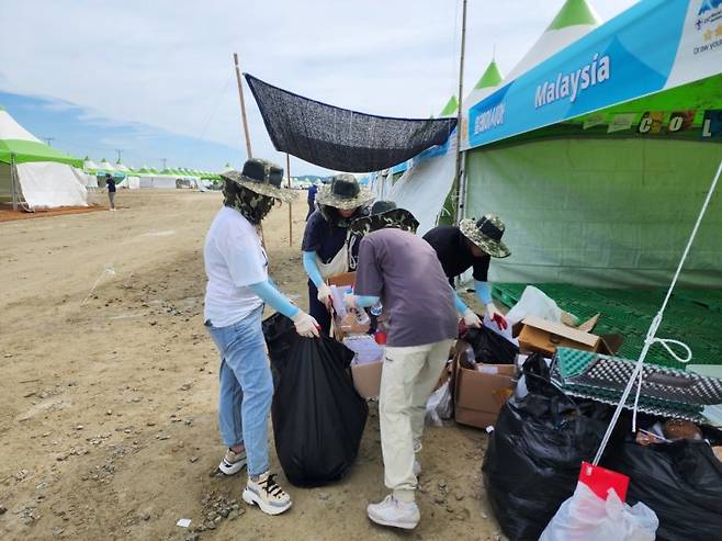 (전북=뉴스1) 유승훈 기자 = 9일 오전 전북 부안군 새만금 세계잼버리 영지에서 전북도민과 기업, 전북도 공무원, 유관기관 관계자 등이 쓰레기 수거 등 대청소를 하고 있다. 잼버리 영지는 전날(8일) 3만7000여명의 대원들이 전국 8개 시도로 분산 이송돼 현재는 텅 빈 상황이다.(전북도 제공)2023.8.9/뉴스1 /사진=뉴스1화상