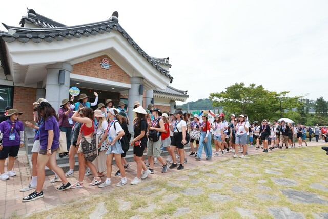 스카우트 대원들이 부안군에서 영외과정활동을 벌이는 모습. 부안군 제공