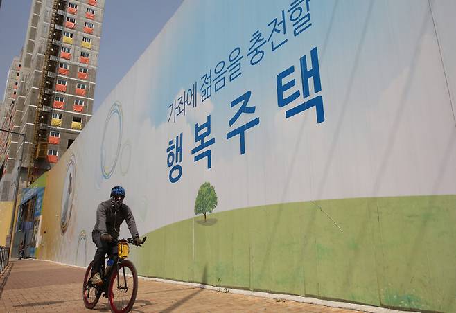 2016년 한국토지주택공사(LH)가 경의중앙선 가좌역 옆에 행복주택을 짓는 모습. 한겨레 자료