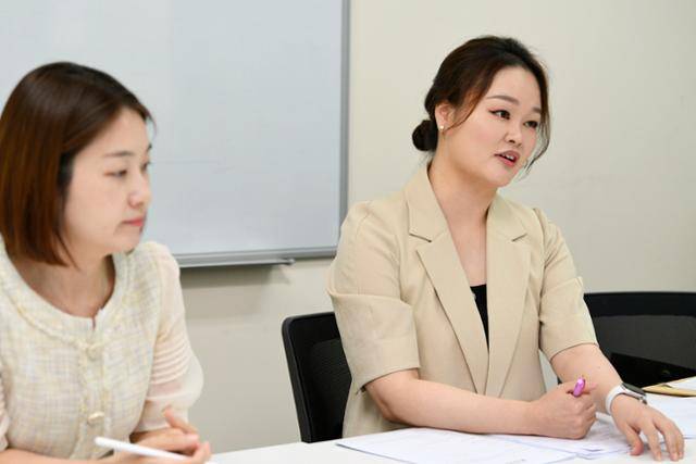 황봄이(왼쪽) 경기교사노조 교권보호국장과 임이랑 변호사가 3일 경기 용인시 수지구 경기교사노조 회의실에서 교권침해 현실과 해법에 대해 인터뷰를 하고 있다. 윤서영 인턴기자