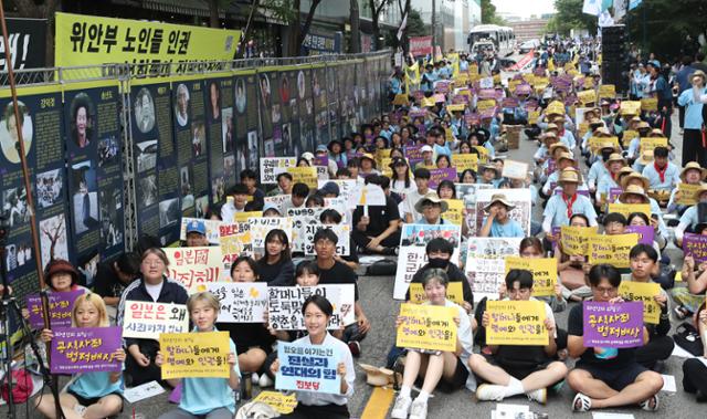 9일 서울 종로구 주한일본대사관 인근에서 열린 제11차 세계 일본군 ‘위안부’ 기림일 맞이 세계연대집회 및 제1608차 일본군 성노예제 문제해결을 위한 정기수요시위에서 참가자들이 일본의 반성과 사죄를 촉구하는 구호를 외치고 있다. 뉴시스