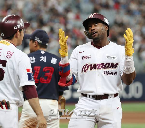 2023 KBO 프로야구 키움히어로즈와 롯데자이언츠의 경기가 9일 오후 서울 고척스카이돔에서 열렸다. 4회 말 무사 1루 로슨이 안타를 치고 출루해 세리머니를 하고 있다. 고척=김민규 기자 