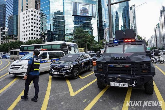 7일 오후 서울 강남역 일대에 장갑차가 배치된 모습.   사진=임형택 기자