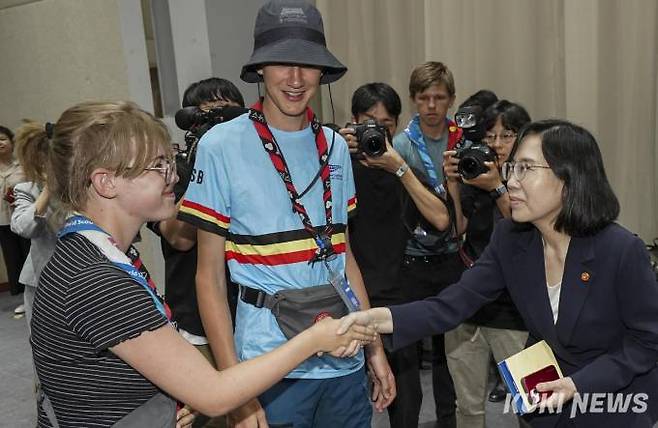 김현숙 여성가족부 장관이 9일 오후 서울 종로구 성균관대학교 600주년 기념관에서 열린 스위스 스카우트 대원들 태권도 체험 현장에서 대원들과 인사를 나누고 있다.