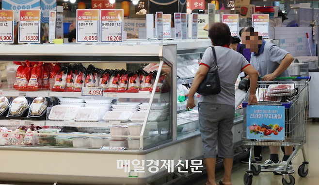 지난 20일 서울 한 대형마트의 닭고기 판매 코너. [이충우기자]