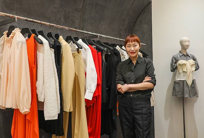 강민주 한섬 해외패션사업부 상무가 편집숍 무이 매장에서 의상을 소개하고 있다.  한섬