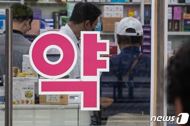 지난 12일 서울 종로구 한 약국에서 시민들이 약을 구입하고 있다. 사진은 기사 내용과 무관./사진= 뉴스1