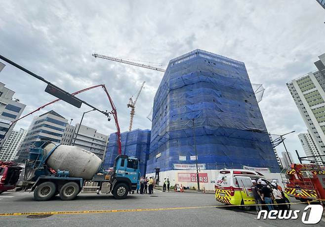 (안성=뉴스1) 이재명 기자 = 9일 오전 11시47분쯤 경기 안성시 옥산동의 한 신축상가 복합건축물 공사 현장에서 바닥이 붕괴되면서 2명이 매몰됐다. 매몰된 2명 모두 심정지 상태로 발견됐으며, 5명의 부상자가 발생했다.  사고는 9층 바닥 콘크리트 타설작업을 하던 중 바닥면이 8층으로 무너져 내리면서 발생했다.  사진은 이날 오후 바닥 붕괴 사고가 발생한 사고 현장의 모습. 2023.8.9/뉴스1  Copyright (C) 뉴스1. All rights reserved. 무단 전재 및 재배포 금지.