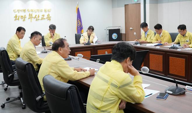 하윤수 부산교육감(왼쪽 3번째) 주재로 태풍 대책회의가 열렸다./사진=부산교육청